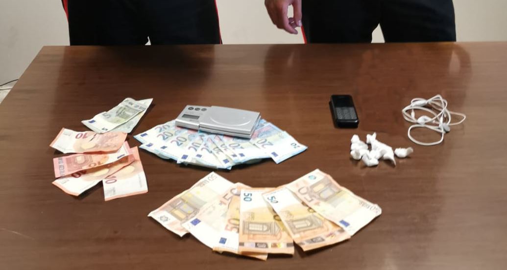 Spaccio di droga: giovane irregolare in manette