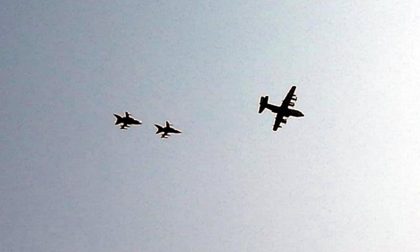 Paura in Lombardia: due caccia inseguono un aereo, ma è un’esercitazione VIDEO