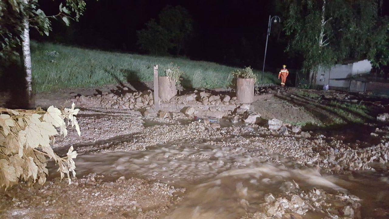 Bomba d’acqua, fiumi di fango, scariche di sassi, allagamenti: Lago e Valle ancora in crisi FOTO E VIDEO