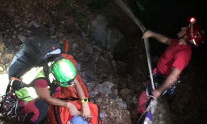 Notte di ricerche per gli uomini del Soccorso Alpino: salvata una donna caduta in una scarpata FOTO