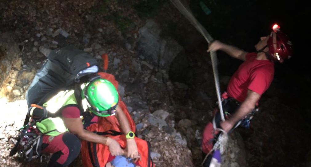 Notte di ricerche per gli uomini del Soccorso Alpino: salvata una donna caduta in una scarpata FOTO