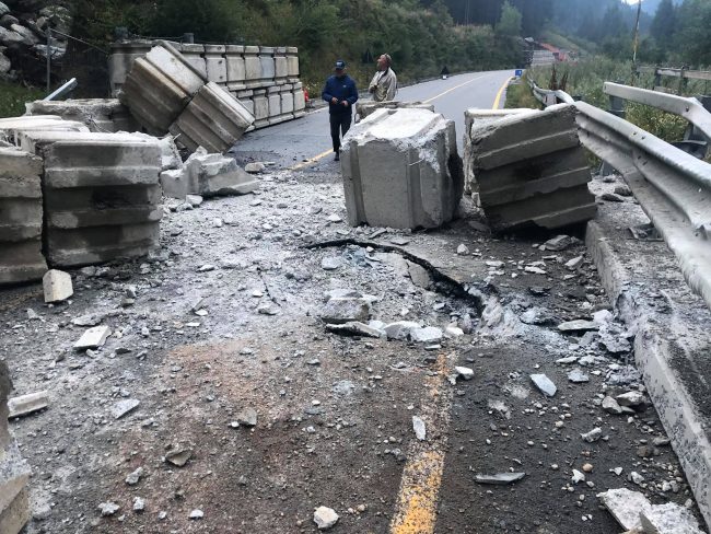 Enormi massi tra Bormio e Santa Caterina: strada chiusa per frana FOTO