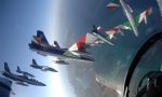 Grande spettacolo sul lago: tutti con la testa all'insù per ammirare le Frecce Tricolori VIDEO