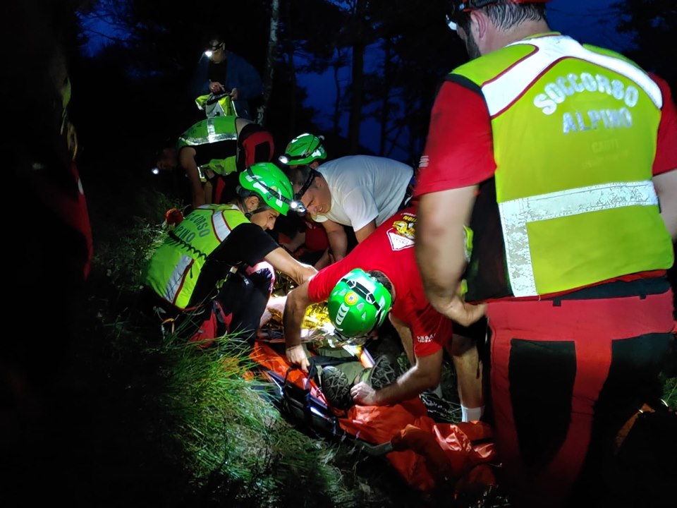 Fungiatt sfinito e disperso nei boschi salvato dal Soccorso Alpino FOTO