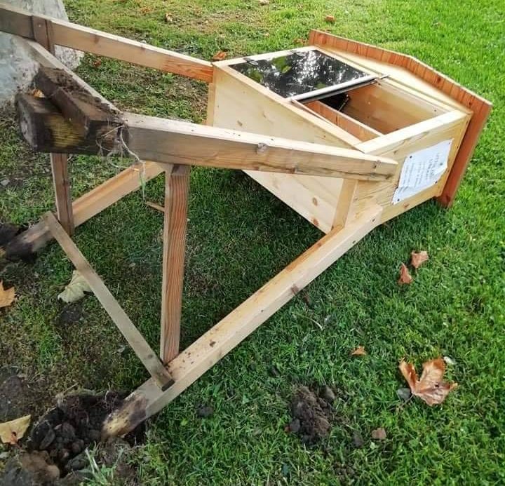 Colico, ennesimo episodio di vandalismo: abbattuta la cassetta dei libri