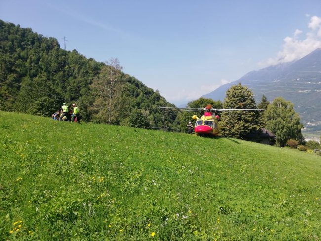 Punta da un insetto, soccorsa in quota con l’elicottero