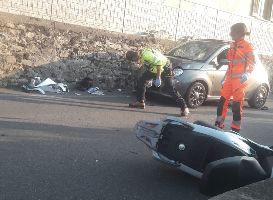 Incidente a Lezzeno: terribile schianto tra auto e moto FOTO