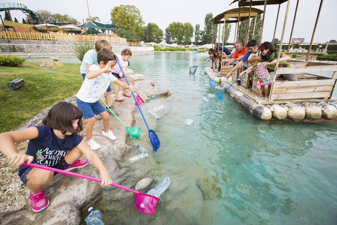 A Leolandia “Puliamo il minimondo” con i volontari di Legambiente FOTO