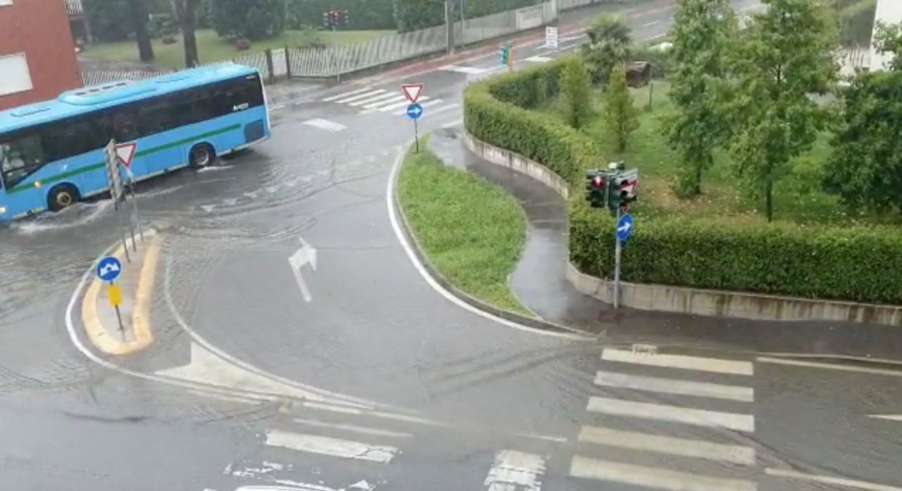 Nubifragio su Meratese e Casatese: fiumi d’acqua in strada VIDEO