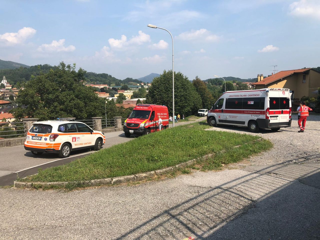 Si schianta in bici contro la ringhiera e cade per tre metri: 17enne in condizioni serie FOTO
