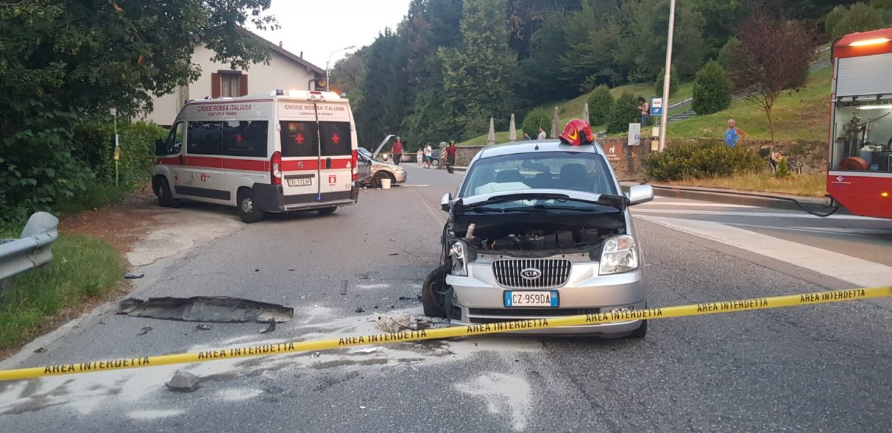 Incidente “spettacolare” a Imbersago: coinvolte tre auto FOTO