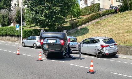 Auto ribaltata, resta incredibilmente illeso FOTO