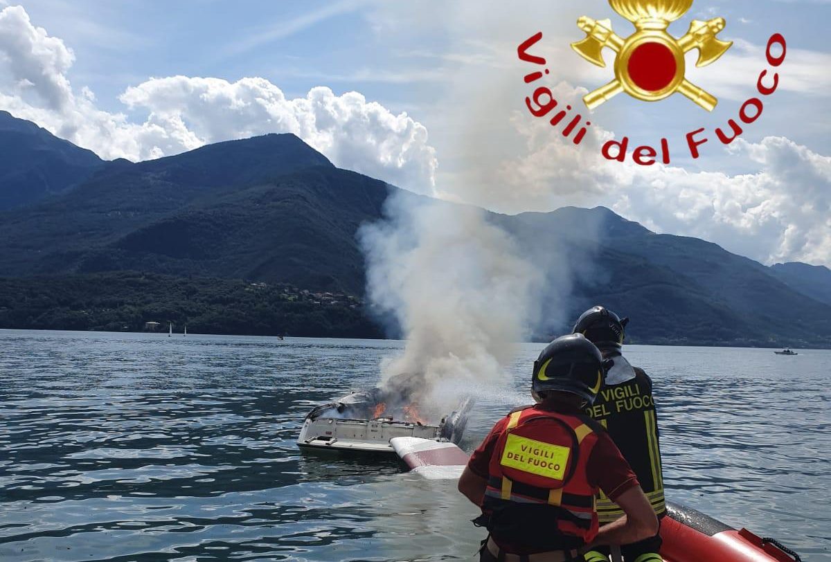 Barca in fiamme: si tuffa nel lago per salvarsi