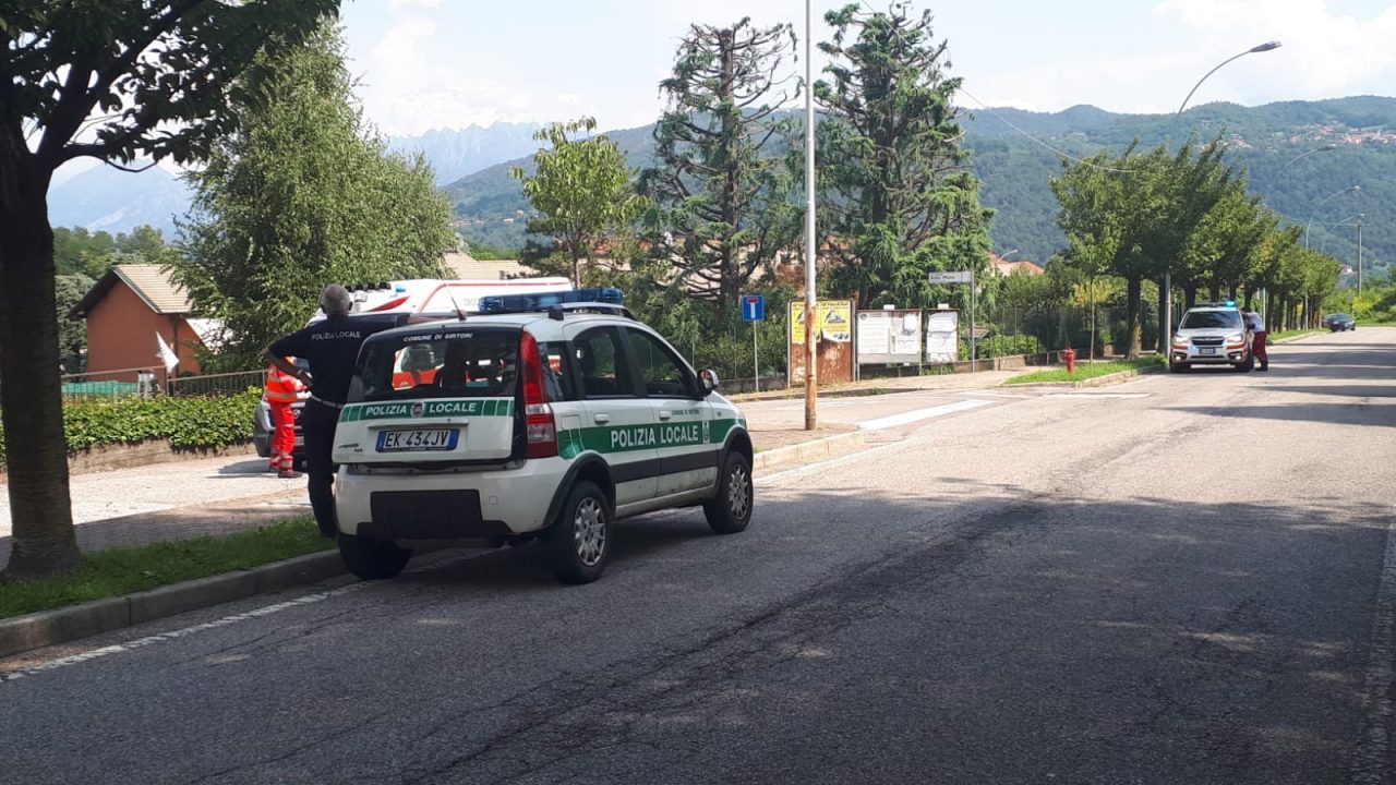Ciclista trovato a terra riverso in una aiuola: è gravissimo FOTO