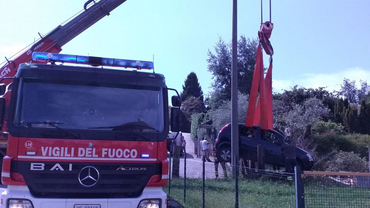 Intervento dei Vigili del Fuoco per un’auto fuori strada: era senza conducente FOTO