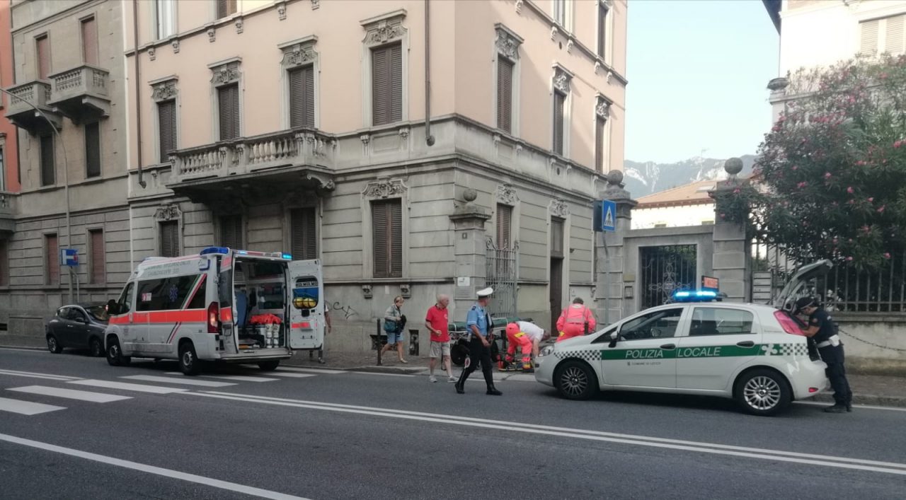 Paura a Lecco per uno scontro tra bici e scooter FOTO