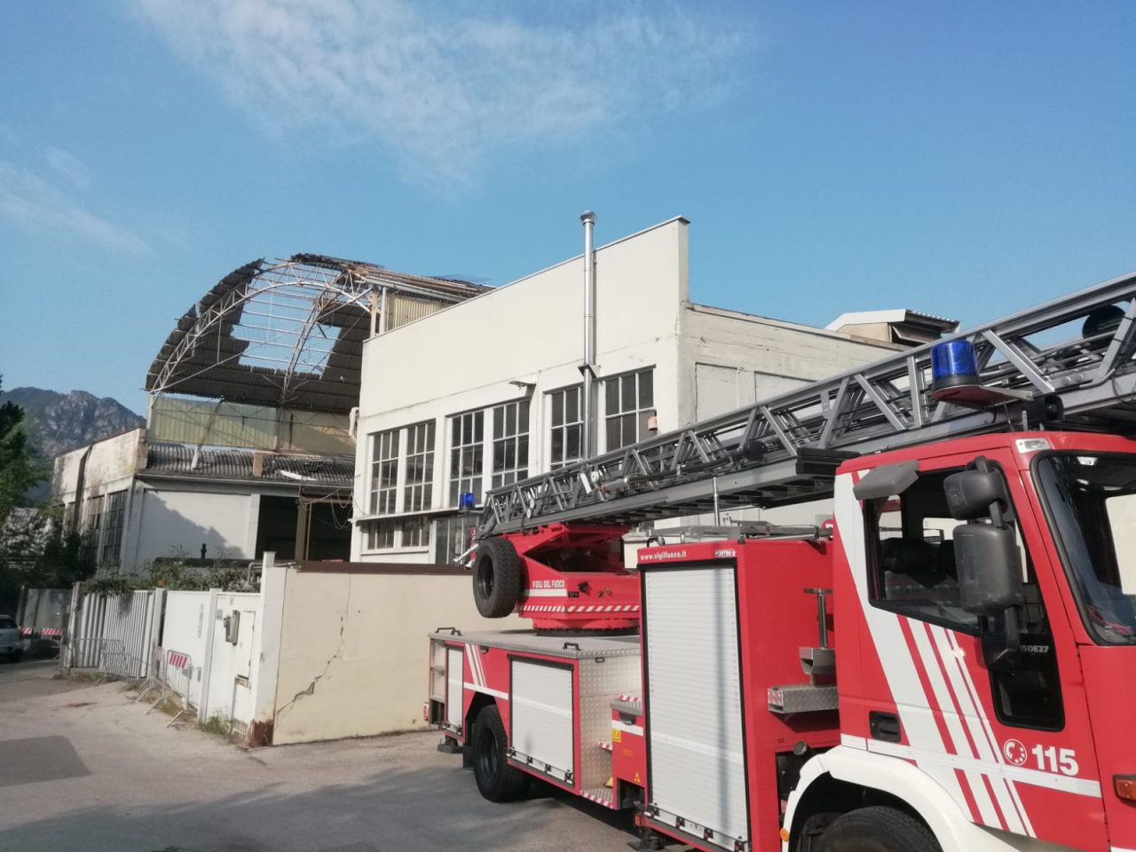 Gravi danni dopo la tempesta a Lecco: il vento spazza via  il tetto in eternit della ex Perillo FOTO