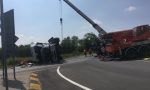 Camion esce di strada e si ribalta FOTO