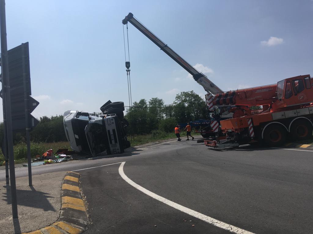 Camion esce di strada e si ribalta FOTO