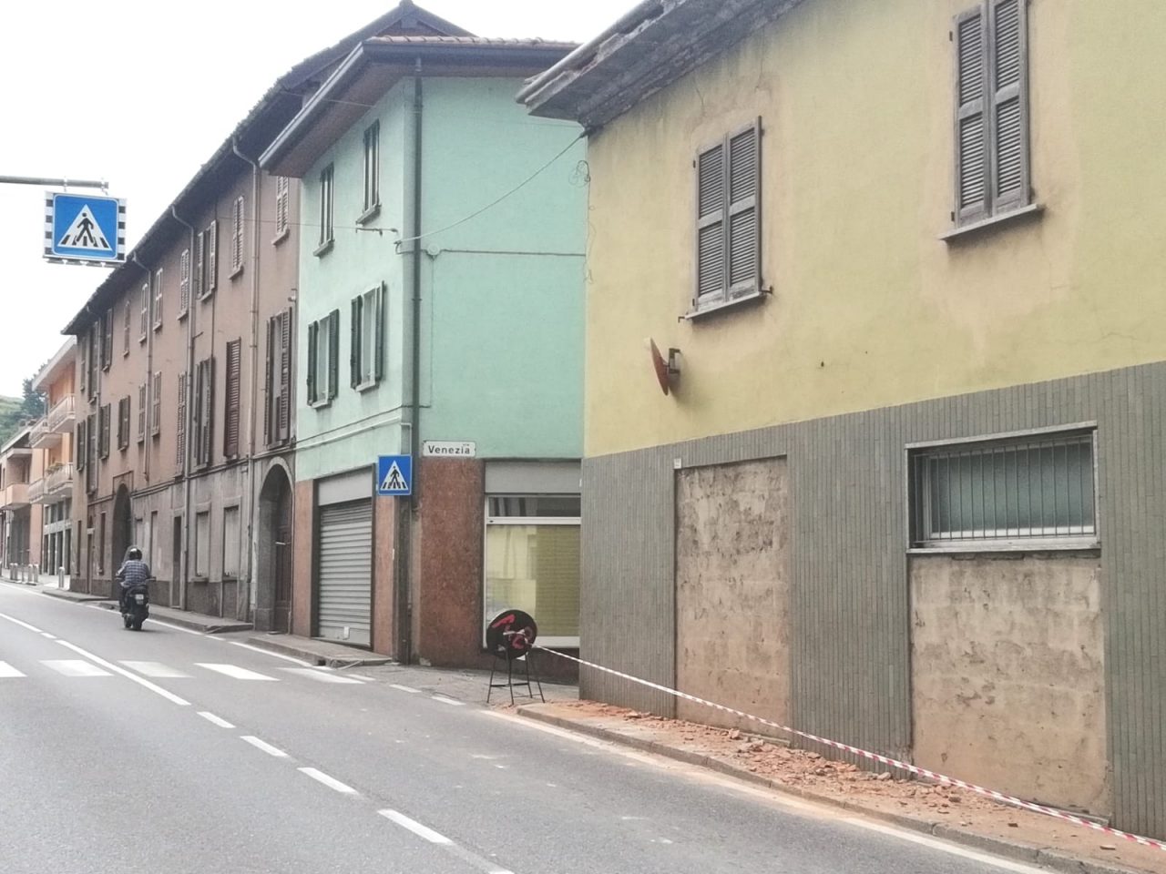 Cadono calcinacci da un cornicione: intervento dei Vigili del Fuoco FOTO