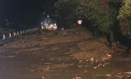 FRANA TRA BELLANO E DERVIO SULLA SP 72: SOCCORRITORI AL LAVORO FOTO