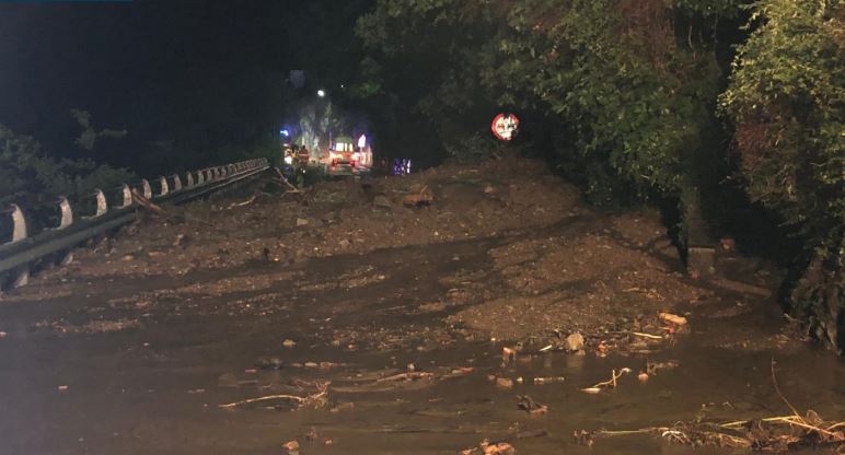 FRANA TRA BELLANO E DERVIO SULLA SP 72: SOCCORRITORI AL LAVORO FOTO