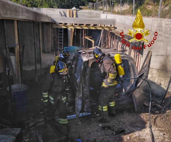 Autocarro divorato dalle fiamme: incendio domato dai Vigili del Fuoco