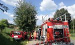 Esce di strada e si schianta conto un albero FOTO