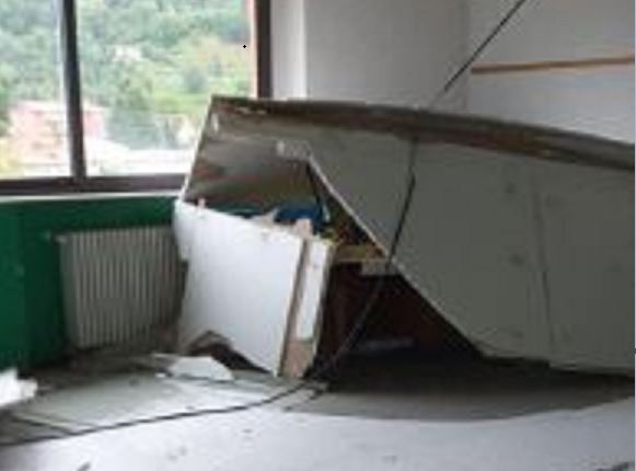 Tragedia sfiorata scuola: crolla un soffitto