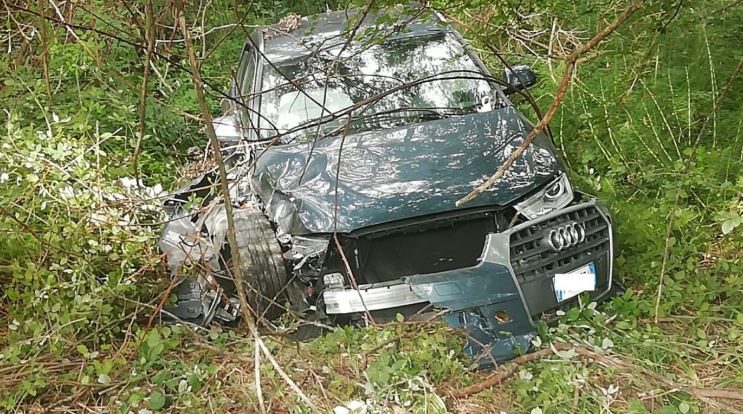 Terribile incidente: auto fuori strada si schianta e abbatte un palo del metanodotto FOTO
