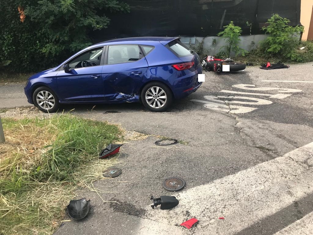 Schianto auto moto: centauro gravissimo in ospedale FOTO
