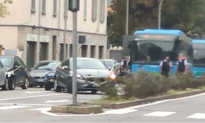 Scontro tra due auto: bus bloccati e studenti in strada
