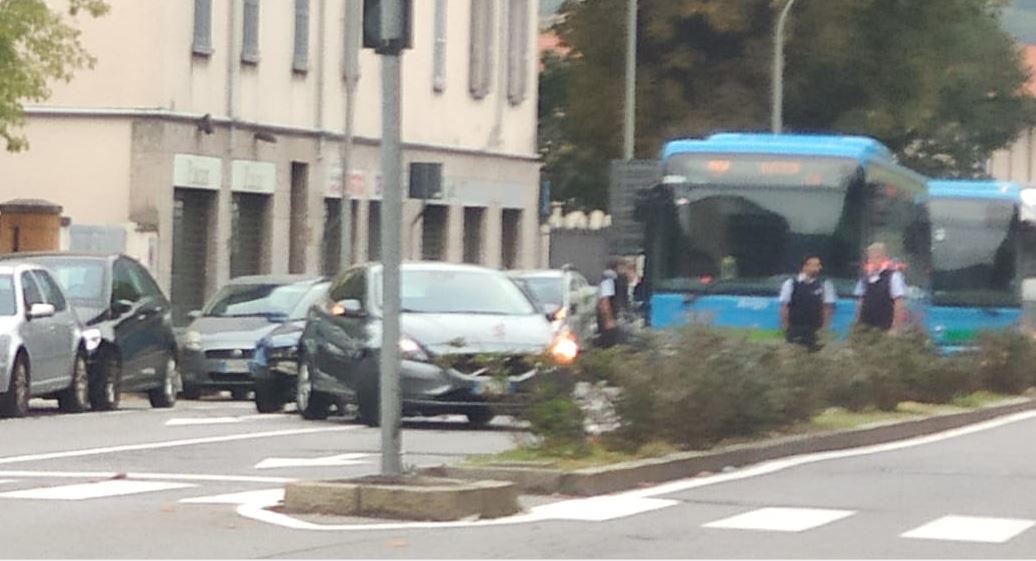 Scontro tra due auto: bus bloccati e studenti in strada