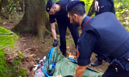 Donna strangolata e nascosta in una tenda nei boschi in Brianza