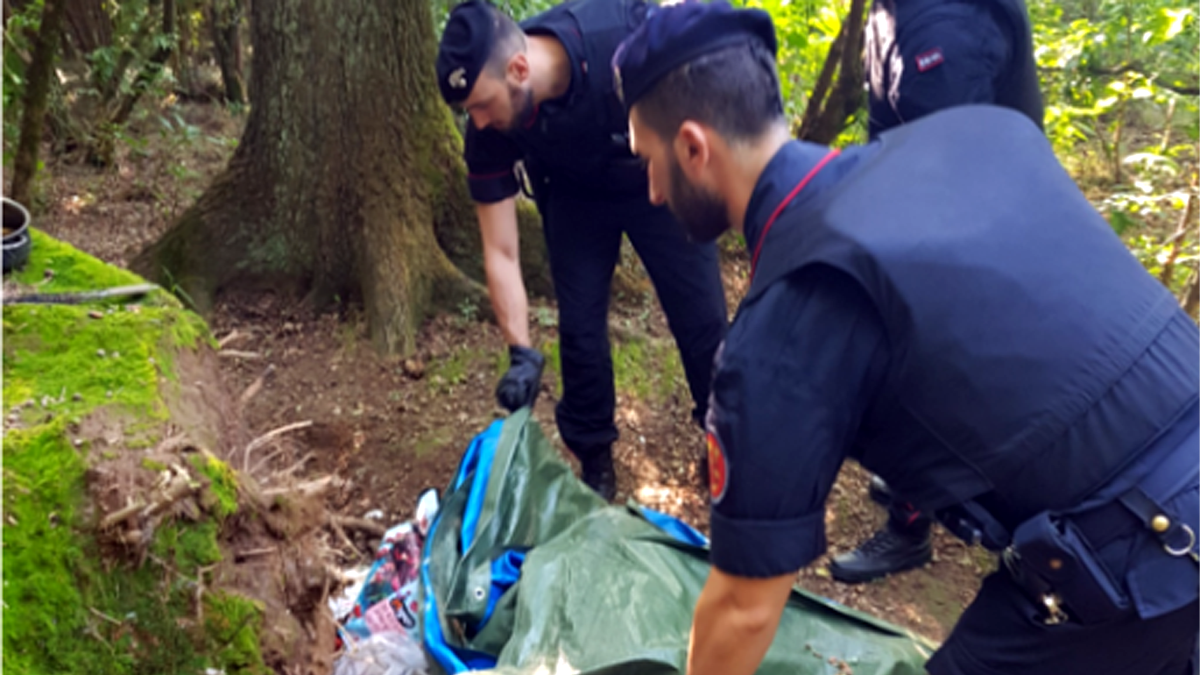 Donna strangolata e nascosta in una tenda nei boschi in Brianza