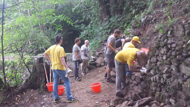 I volontari di Legambiente ricostruiscono due muri a secco sul sentiero del Viandante