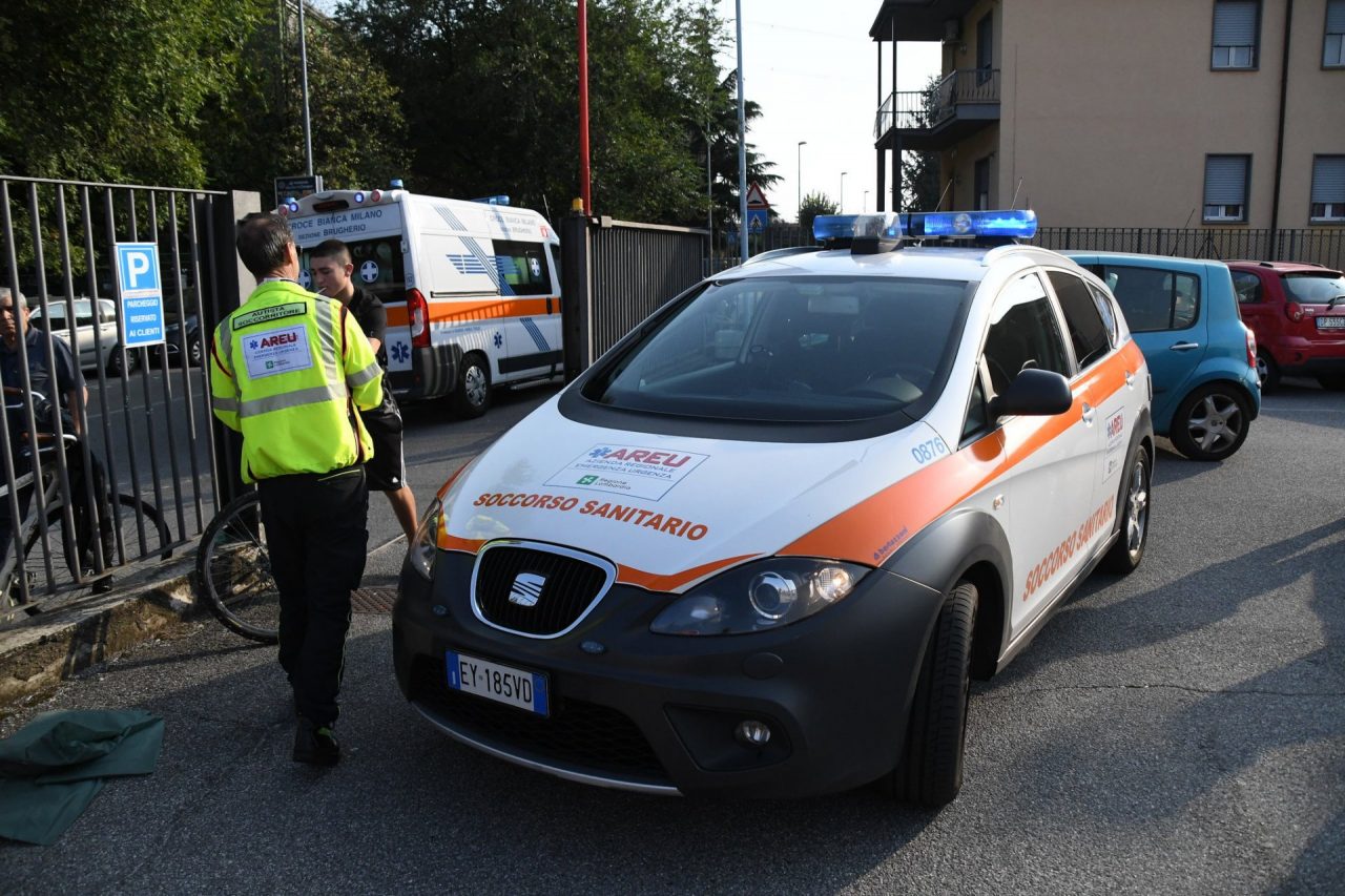 Orrore in Brianza: accoltellato alla testa in mezzo ai bimbi al parco giochi: è gravissimo
