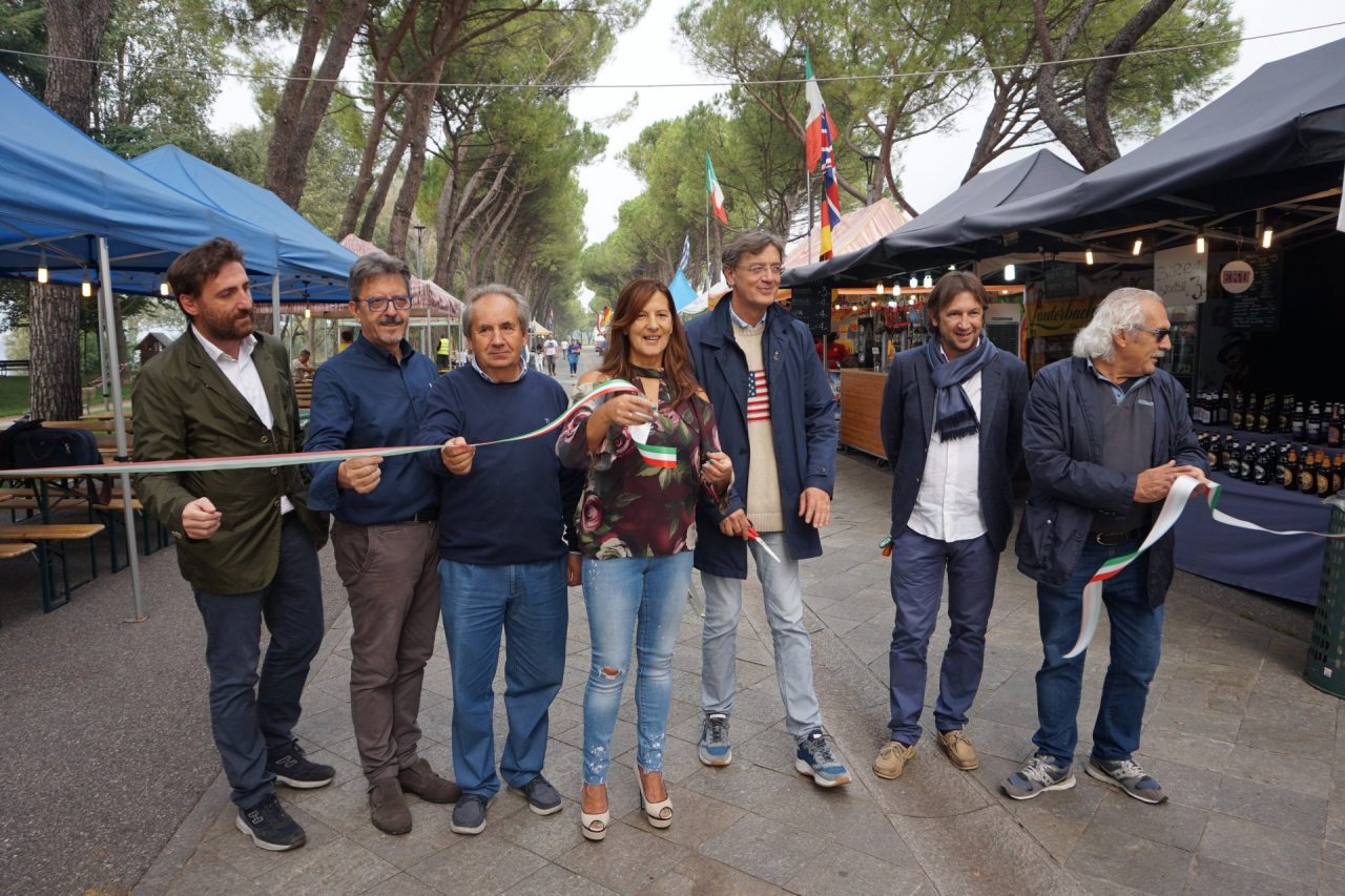 Lo street food “sbarca” sul lungolago del Lavello FOTO