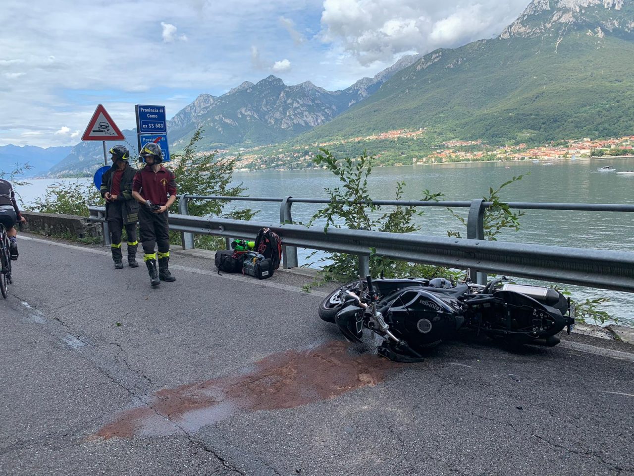 Terribile incidente sulla Lariana tra auto e moto: tre feriti gravi FOTO