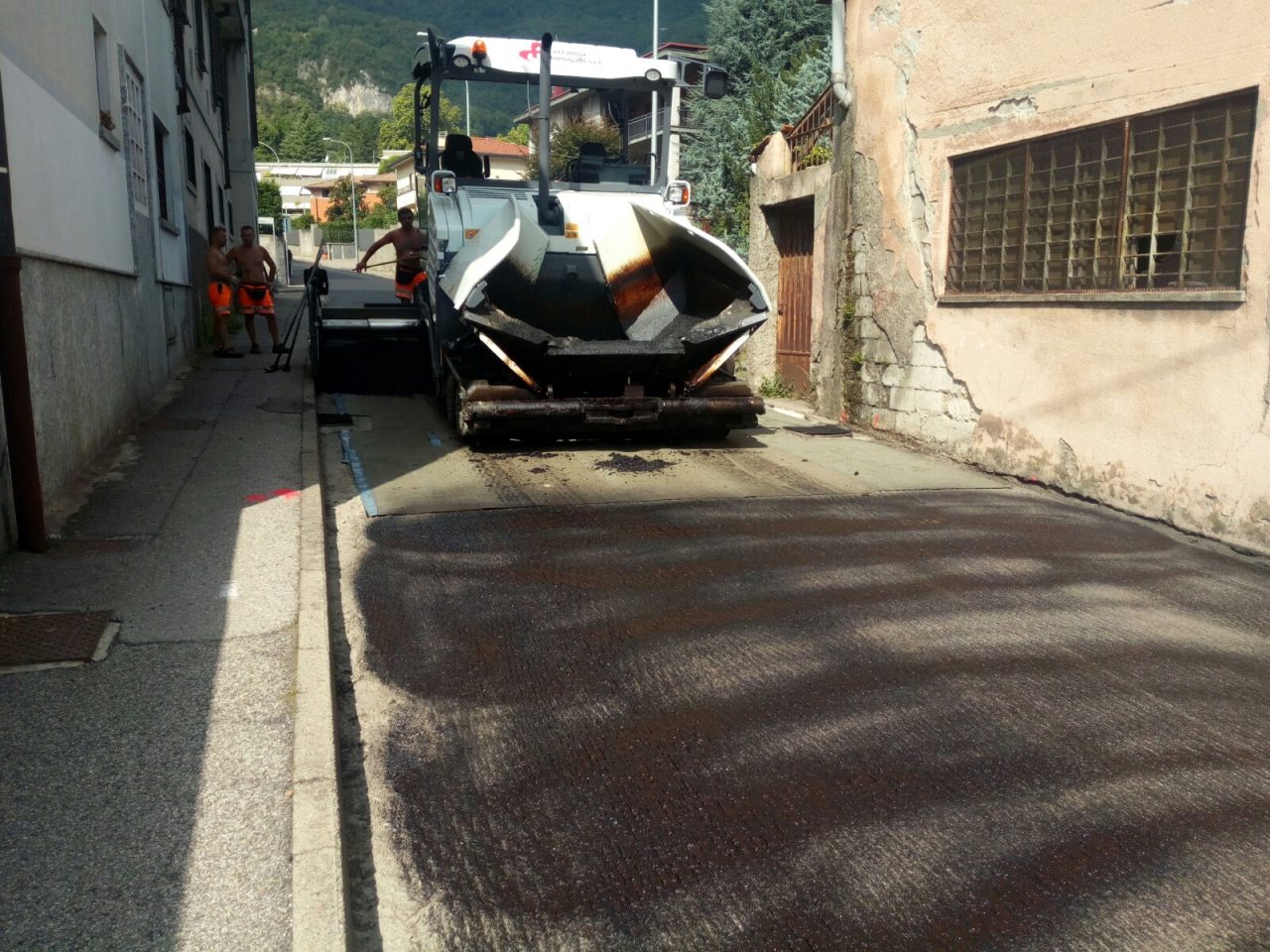 Continuano i lavori di asfaltatura a Valmadrera FOTO