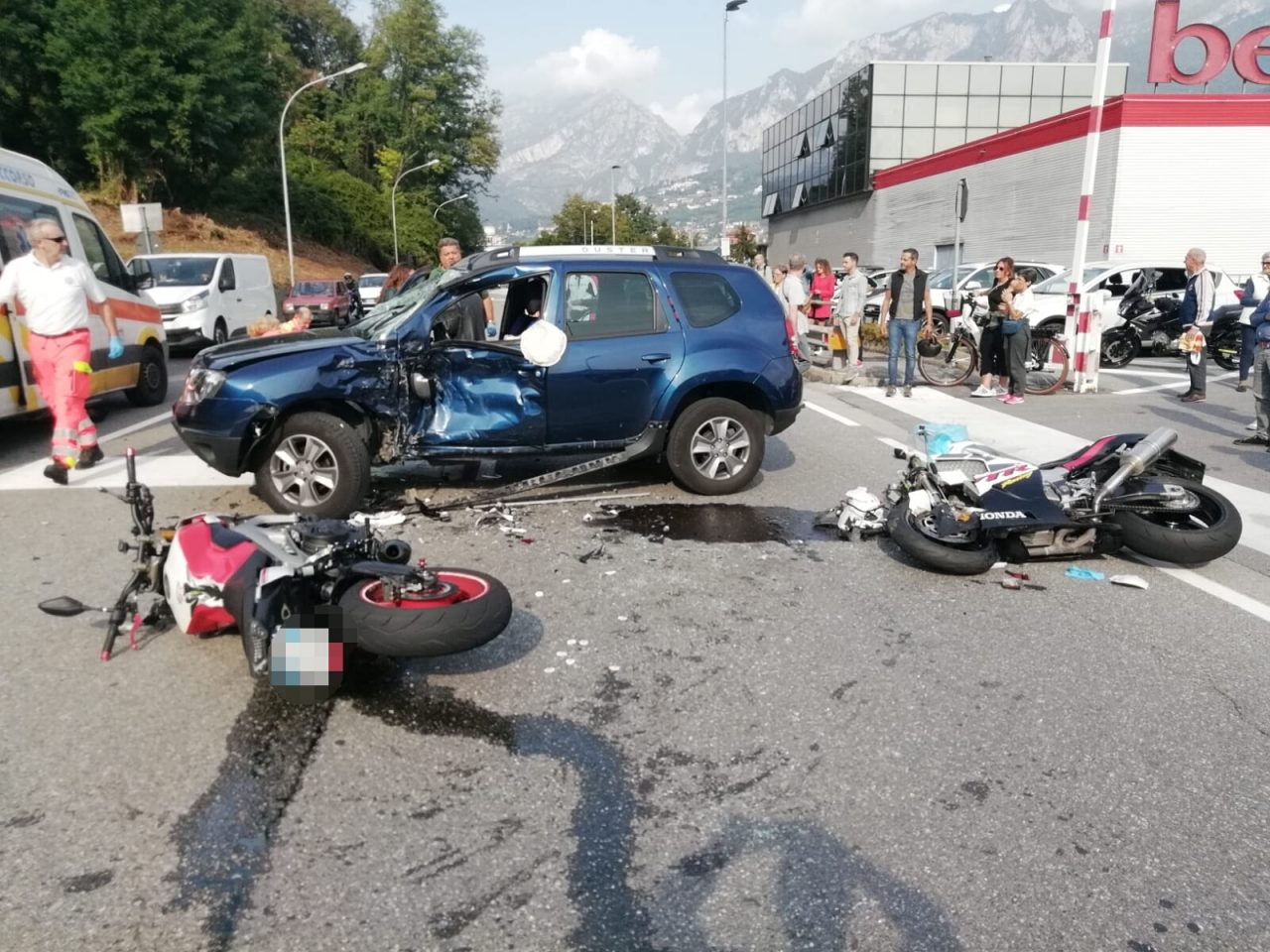 Due moto contro un’auto, gravissimo incidente  a Pescate