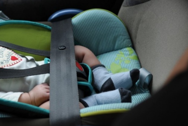Bimbi dimenticati in auto, un’altra tragedia: come prevenire. Seggiolini salva bebè, presto la norma