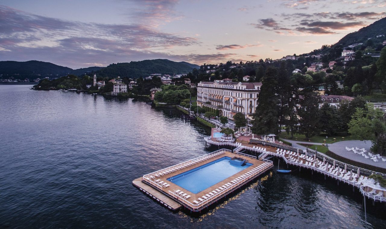 La super piscina galleggiante di Villa d’Este “sbarca” a Valmadrera