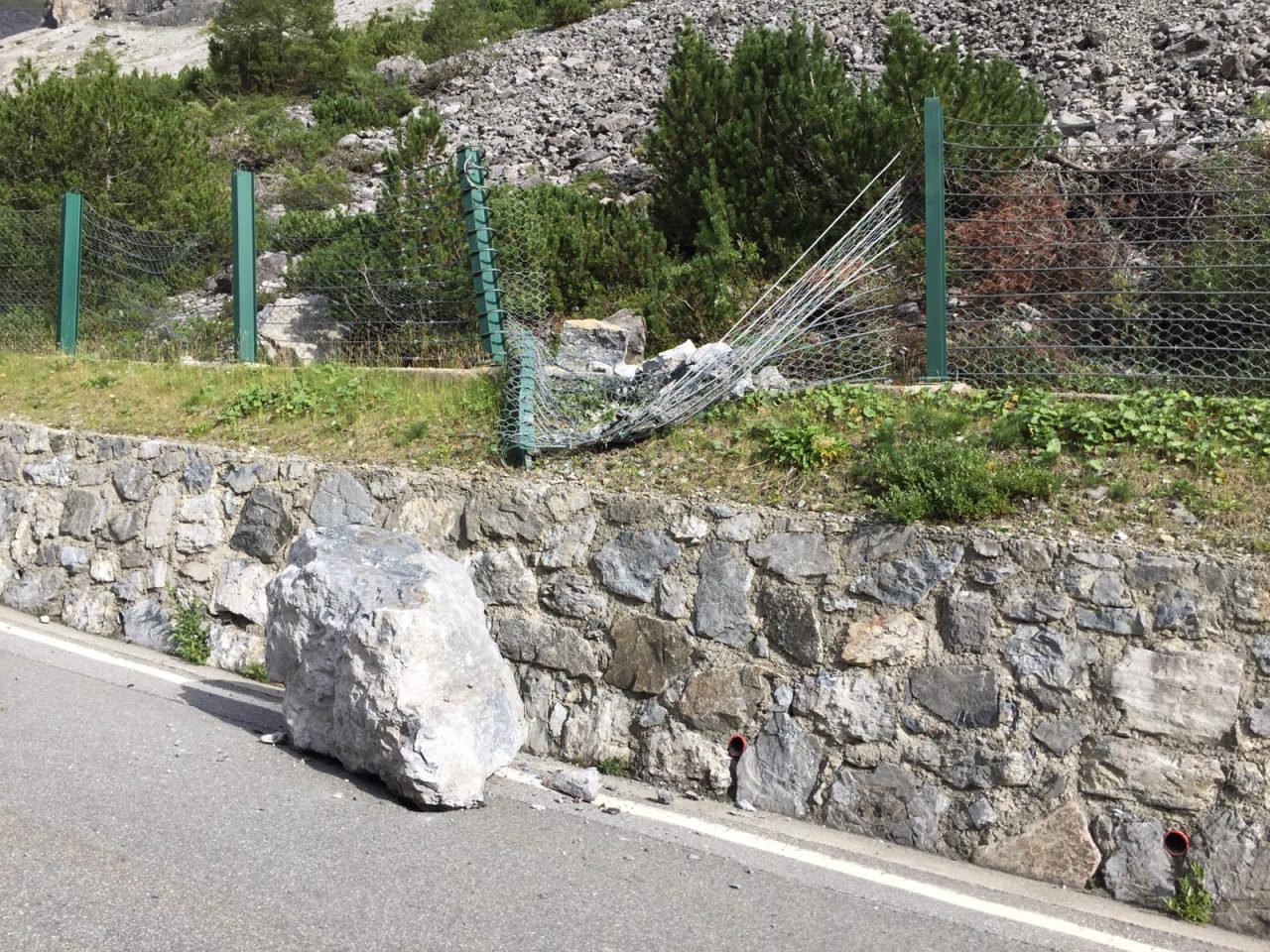 Mille metri cubi di frana minacciano la strada, chiusa la Statale 38