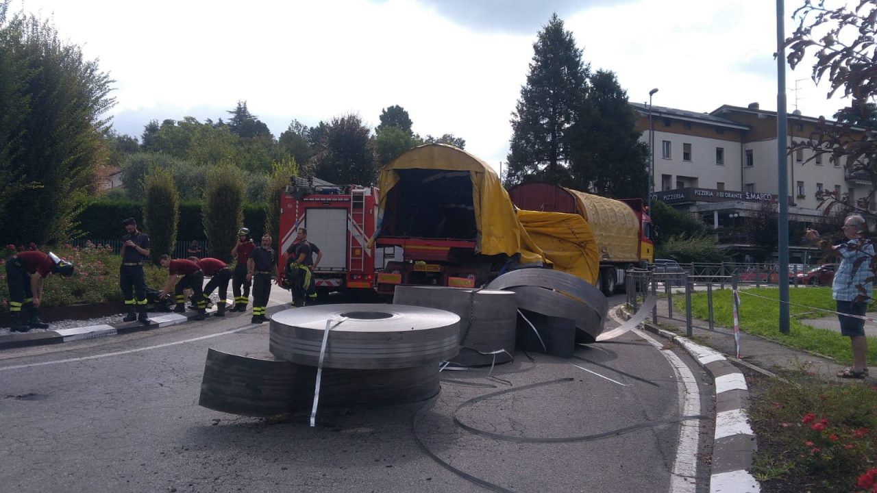 Camion perde il carico: giornata di inferno per gli automobilisti FOTO