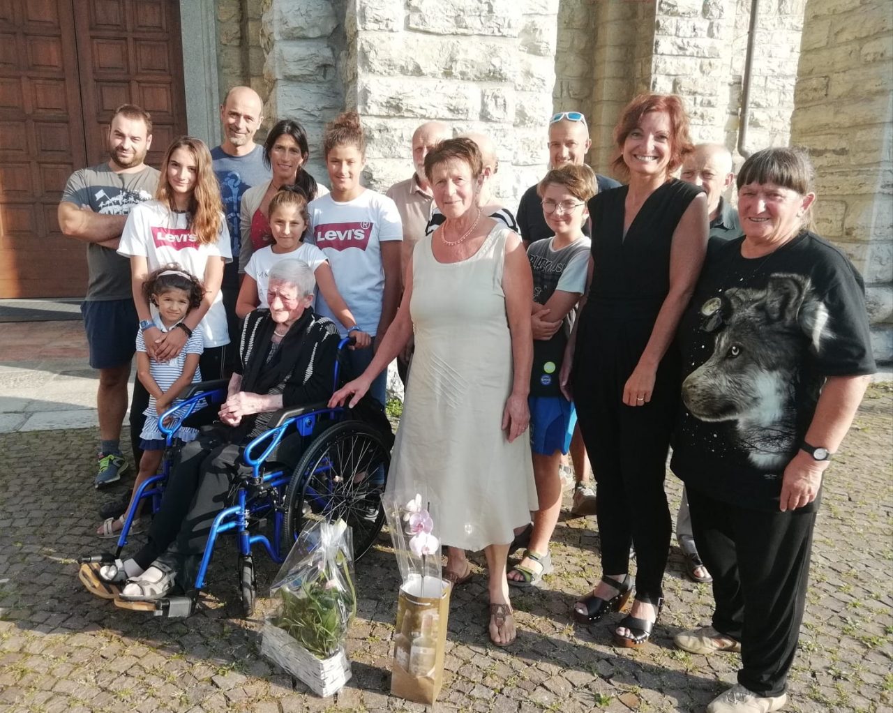Compie 105 anni e i figli le organizzano una festa in chiesa FOTO