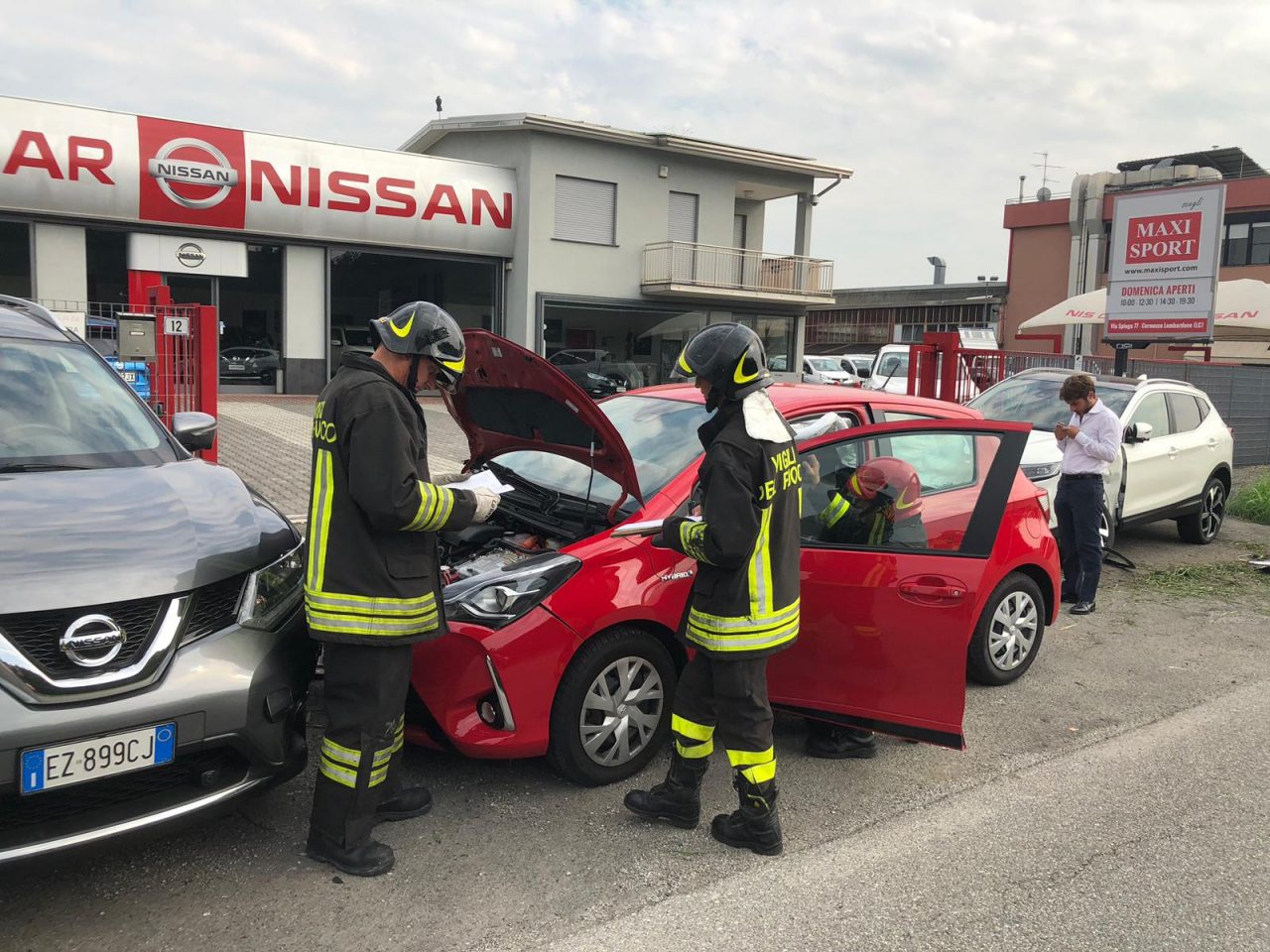 Sbanda e si schianta contro due auto di una concessionaria FOTO