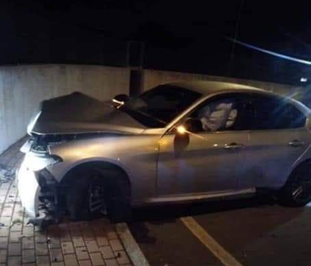 Schianto contro la rotonda, sui social c’è chi li imita… FOTO