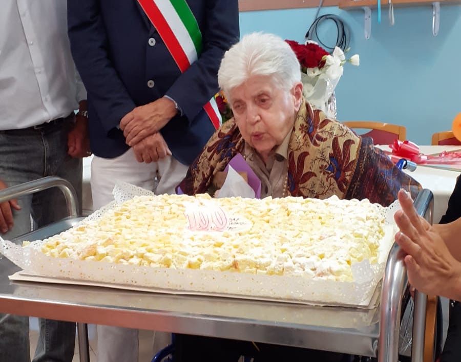 Secolo di vita: la storica insegnante compie 100 anni FOTO