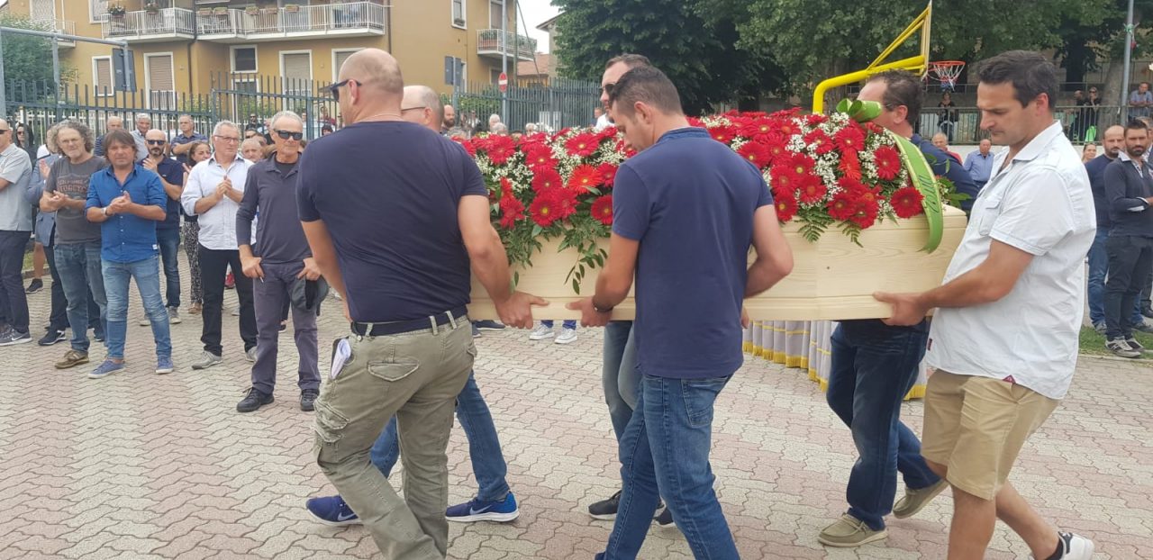 Gianluca Giovinazzo, in tantissimi al funerale in oratorio FOTO
